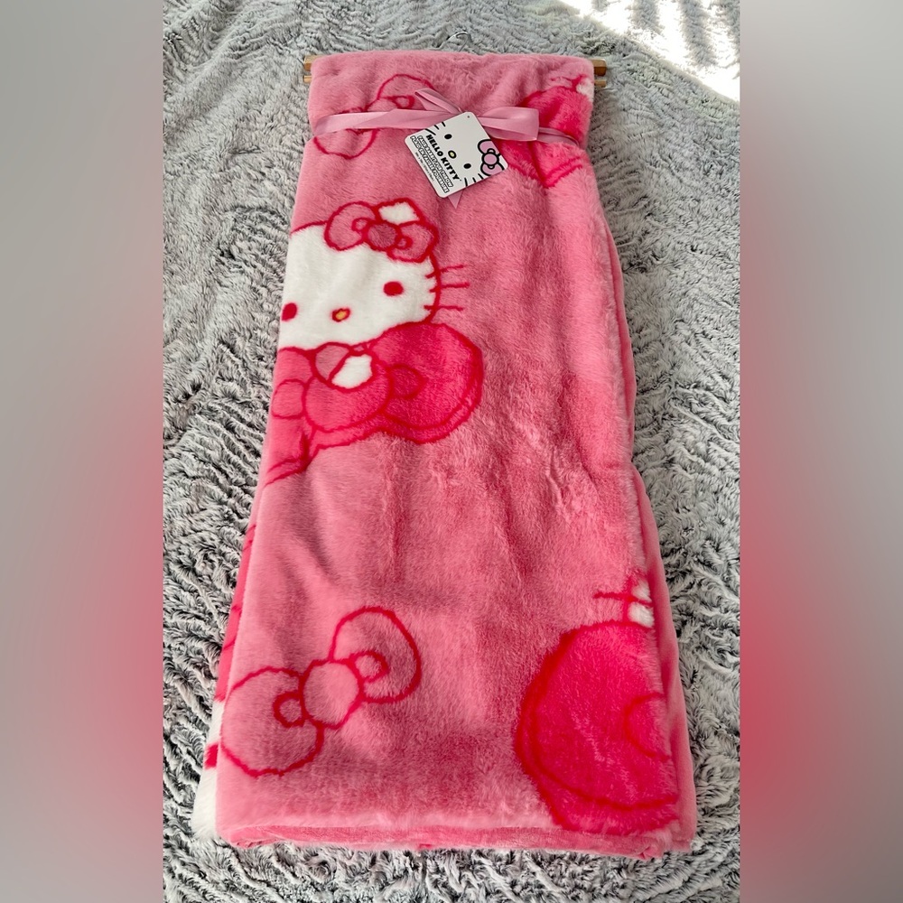 ‼️ ONE LEFT‼️ NEW Hello Kitty Pink Faux Fur Bow Throw Blanket